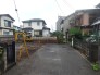 前面道路は通り抜けができないため、交通量が少なく静かな住環境です。
