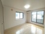 大きな開口部から明るい光が差し込む、日中の室内の明るさがこの部屋の魅力です。
