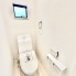 ウォシュレット機能付きのトイレ。収納もあり実用性も兼ね備えた造り。
