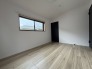 今からここを誰のお部屋にしようか、そんな洋室。大きさは5.6帖です。
