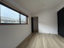 今からここを誰のお部屋にしようか、そんな洋室。大きさは5.6帖です。
