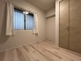 今からここを誰のお部屋にしようか、そんな洋室。大きさは4.4帖です。
