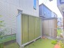 敷地の一角に備えられた収納スペースは、すっきりと整った外構まわりに調和し、日々の暮らしを心地よくサポートする実用的な一角となっています
