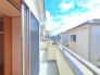 陽ざしが差込む明るいバルコニー。奥行きのあるバルコニーはお洗濯時に助かります。
