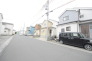 前面道路は広く、駐車がしやすいです。