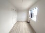 今からここを誰のお部屋にしようか、そんな洋室。大きさは5.6帖です。
