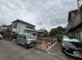 戸建てが立ち並ぶ静かな住宅街。四季折々の移り変わりを感じながら自然と楽しみ、暮らす、そんな毎日を日々の中で感じられる住環境
