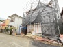 落ち着いた住宅街に溶け込む、建築計画の進む一画。これからの暮らしを育む場所としての期待が膨らみます
