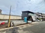 5ｍ幅員の道路に面しておりお車の運転が苦手な方でも安心して出入りいただけます。
