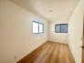 今からここを誰のお部屋にしようか、そんな洋室。大きさは6.38帖です。
