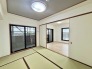 和室があるとやはりどこか心落ち着いてしまいます。客間としてもちょうど良い6帖。
