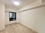 今からここを誰のお部屋にしようか、そんな洋室。大きさは5.1帖です。

