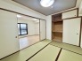 和室があるとやはりどこか心落ち着いてしまいます。客間としてもちょうど良い6帖。
