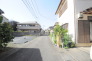 目の前の道路は4mです。車の運転のしやすさなどは直接現地でご覧になってみて下さい。