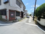 閑静な住宅街の一角に佇み、落ち着いた街並みと穏やかな空気感に調和する住環境が整っています
