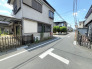 穏やかな時間が流れる住宅街の一角に位置し、空の広がりを感じる開放的な環境が日々の暮らしに心地よいゆとりと落ち着きをもたらします
