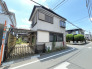 穏やかな街並みに溶け込む、落ち着いた佇まいの住まい。周辺環境と調和する素朴な外観が、心地よい日常の暮らしを予感させます
