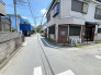 落ち着いた雰囲気の住宅街に位置し、日々の暮らしに安らぎを感じさせる穏やかな住環境が広がっています
