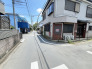 穏やかな空気が流れる閑静な住宅街。日々の暮らしに寄り添う、落ち着きある街並みが広がっています
