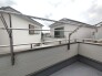 南側のお部屋から出入りできる、奥行きのあるワイドバルコニー。心地よい陽射しと暖かな風を楽しむことが出来ます。
