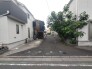 前面道路は通り抜けができないため、交通量が少なく静かな住環境です。
