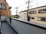 陽ざしが差込む明るいバルコニー。奥行きのあるバルコニーはお洗濯時に助かります。
