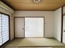 大きな開口部から明るい光が差し込む、日中の室内の明るさがこの部屋の魅力です。
