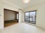 大きな開口部から明るい光が差し込むリビング。日中の室内の明るさがこの部屋の魅力です。
