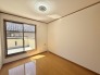 衣類の整理整頓に嬉しいクローゼット付きのお部屋。お子様のお部屋としても便利です。
