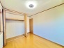 今からここを誰のお部屋にしようか、そんな洋室。大きさは６帖です。
