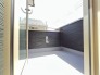 外からの視線を気にせず、ゆったりとした時間を過ごせるプライベートな空間が広がっています
