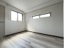 今からここを誰のお部屋にしようか、そんな洋室。大きさは5.4帖です。
