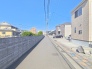 周囲は閑静な住宅街です。
道路を挟んで向かい側は隣地の畑になっている為、開放感があります。 10m