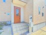ダブルロック仕様のおしゃれな玄関ドア。
庇が玄関入口を雨から守ります。