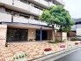 季節の花々が彩るエントランス。街並みに調和する、落ち着いた佇まいが日々の帰宅を温かく迎えます

