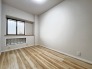 今からここを誰のお部屋にしようか、そんな洋室。大きさは4.4帖です。
