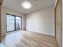 大きな開口部から明るい光が差し込む、日中の室内の明るさがこの部屋の魅力です。

