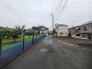 戸建てが立ち並ぶ静かな住宅街。四季折々の移り変わりを感じながら自然と楽しみ、暮らす、そんな毎日を日々の中で感じられる住環境

