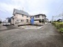 見通しの良い角地に広がる、すっきりとした敷地。周囲の街並みと調和する穏やかな空気が流れています
