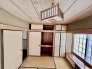 大きな開口部から明るい光が差し込む、日中の室内の明るさがこの部屋の魅力です。
