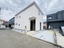 戸建てが立ち並ぶ静かな住宅街。四季折々の移り変わりを感じながら自然と楽しみ、暮らす、そんな毎日を日々の中で感じられる住環境
