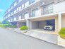 マンションの敷地内に駐車場あり！
近隣にも月極駐車場がございます。