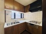 壁付のキッチンは上部に収納が作りやすいのがメリット。空間を有効活用したすっきりとしたデザイン。
