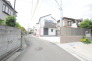 戸建てが立ち並ぶ静かな住宅街。四季折々の移り変わりを感じながら自然と楽しみ、暮らす、そんな毎日を日々の中で感じられる住環境
