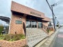 積み重ねられたレンガの風合いが、街並みに溶け込む落ち着いた佇まいを感じさせます
