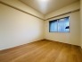 衣類の整理整頓に嬉しいクローゼット付きのお部屋。お子様のお部屋としても便利です。
