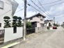 戸建てが立ち並ぶ静かな住宅街。四季折々の移り変わりを感じながら自然と楽しみ、暮らす、そんな毎日を日々の中で感じられる住環境
