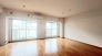 大きな開口部から明るい光が差し込むリビング。日中の室内の明るさがこの部屋の魅力です。
