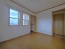 衣類の整理整頓に嬉しいクローゼット付きのお部屋。お子様のお部屋としても便利です。
