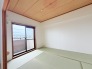 大きな開口部から明るい光が差し込む、日中の室内の明るさがこの部屋の魅力です。

